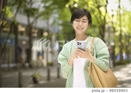 スマホを持った若い女性 スマホを持った若い女性 96059903