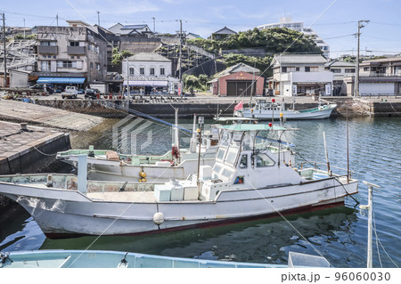 波切漁港の漁船越しに町並みを見る 96060030