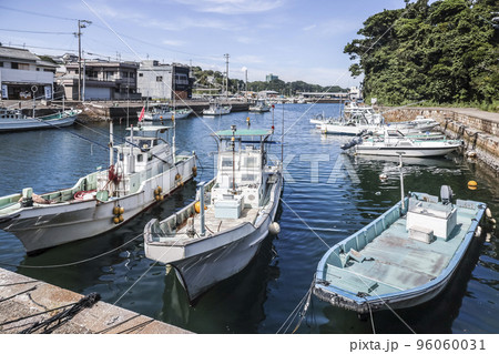 波切漁港の漁船越しに町並みを見る 波切漁港の漁船越しに町並みを見る 96060031