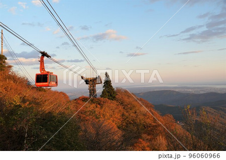 筑波山ロープウェー女体山駅より望む西日を受けるゴンドラの風景 96060966
