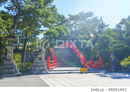 住吉大社の赤い反橋（太鼓橋）--大阪府大阪市住吉区-- 96061662