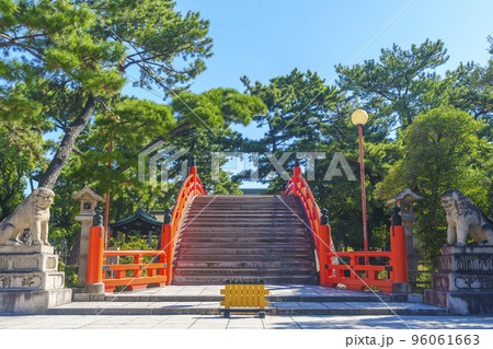 住吉大社の赤い反橋（太鼓橋）--大阪府大阪市住吉区-- 96061663