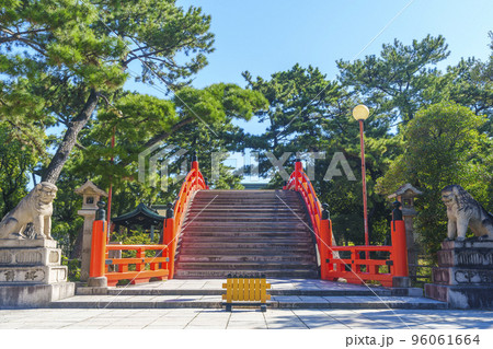 住吉大社の赤い反橋（太鼓橋）--大阪府大阪市住吉区-- 96061664