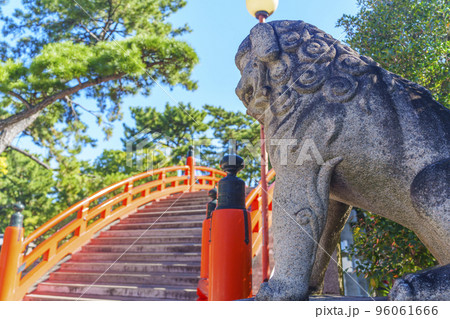 住吉大社の赤い反橋（太鼓橋）--大阪府大阪市住吉区-- 96061666