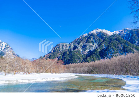 【レア素材】冬の上高地 梓川と穂高連峰【長野県】 【レア素材】冬の上高地 梓川と穂高連峰【長野県】 96061850