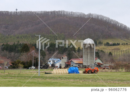 北海道　十勝地方　牧場のある風景　 96062776