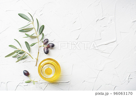 Olive oil bottle 96063170