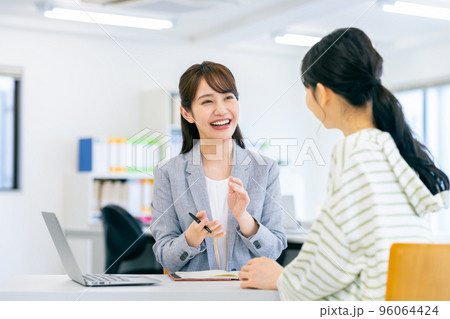 若い女性に案内するビジネスウーマン　 96064424