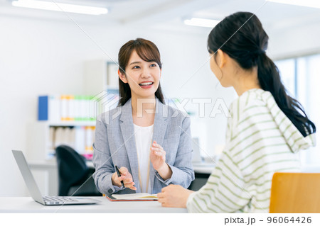 若い女性に案内するビジネスウーマン　 96064426