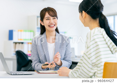 若い女性に案内するビジネスウーマン　 96064427