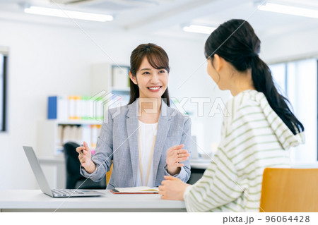 若い女性に案内するビジネスウーマン　 96064428