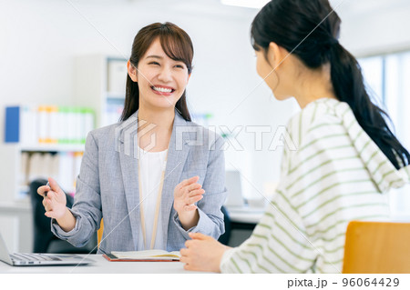 若い女性に案内するビジネスウーマン 若い女性に案内するビジネスウーマン 96064429