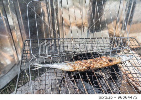 【中津川の河川敷でオートキャンプ　熾火を使って生サンマの塩焼き】 96064475