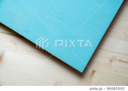 青色に塗られた木材 青色に塗られた木材 96065092
