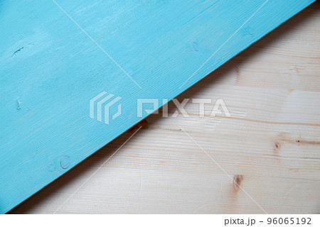 青色に塗られた木材 青色に塗られた木材 96065192