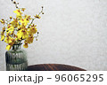花瓶に入れた黄色いオンシジュームの花 96065295