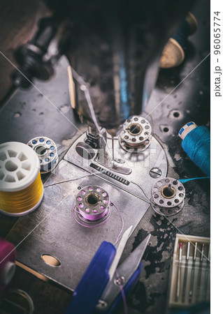 Old sewing machine 96065774