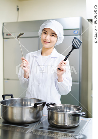 若い女性の調理師 96066075