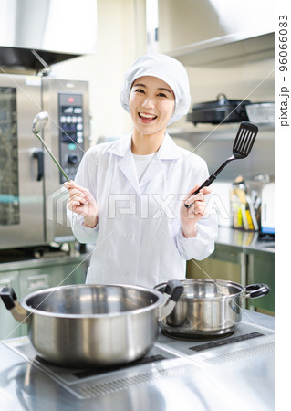 若い女性の調理師 若い女性の調理師 96066083