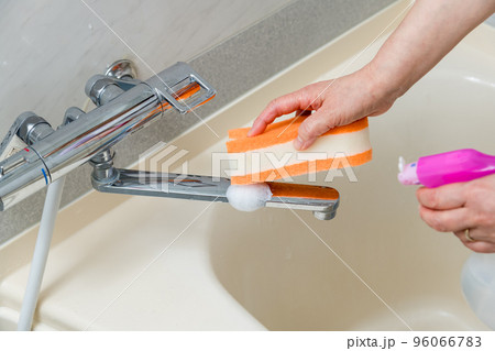 【風呂掃除をするミドル主婦　泡　水栓有】 96066783