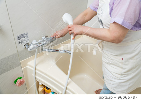 【風呂掃除をするミドル主婦　シャワーで流す】 96066787