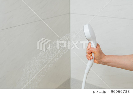 【風呂掃除をするミドル主婦 シャワーで流す】 【風呂掃除をするミドル主婦 シャワーで流す】 96066788