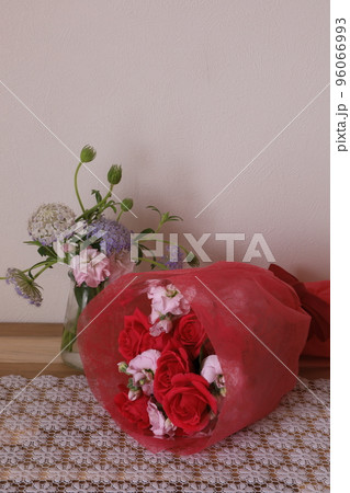 花束とプレゼント 96066993