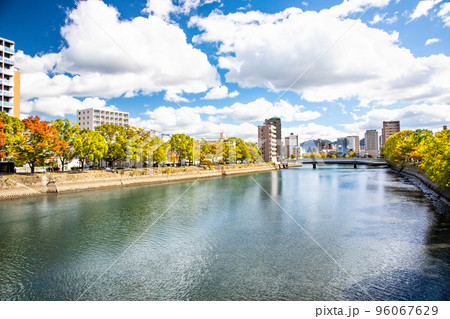 広島駅近隣の荒神橋から猿猴川の両岸を展望しています。西荒神町や蟹屋町、的場町、段原町が見えます。 広島駅近隣の荒神橋から猿猴川の両岸を展望しています。西荒神町や蟹屋町、的場町、段原町が見えます。 96067629