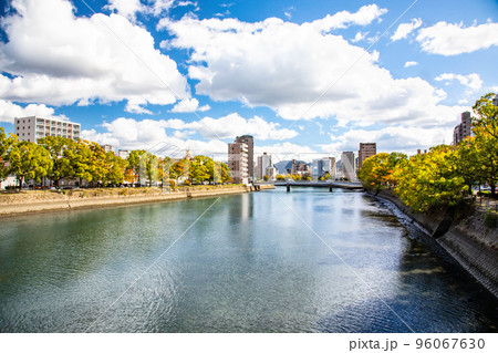 広島駅近隣の荒神橋から猿猴川の両岸を展望しています。西荒神町や蟹屋町、的場町、段原町が見えます。 広島駅近隣の荒神橋から猿猴川の両岸を展望しています。西荒神町や蟹屋町、的場町、段原町が見えます。 96067630