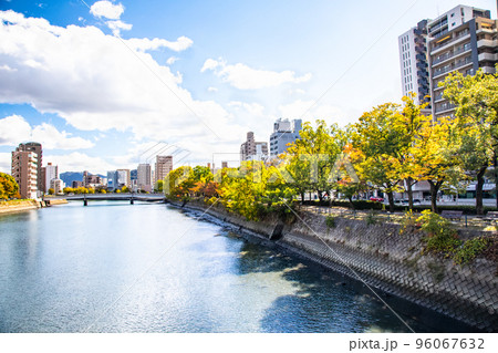 広島駅近隣の荒神橋から猿猴川の両岸を展望しています。西荒神町や蟹屋町、的場町、段原町が見えます。 96067632