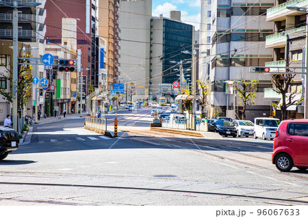 広島駅近隣の的場町電停交差点の市街地風景です。八丁堀、紙屋町などの西方面を展望しています。広島県 広島駅近隣の的場町電停交差点の市街地風景です。八丁堀、紙屋町などの西方面を展望しています。広島県 96067633