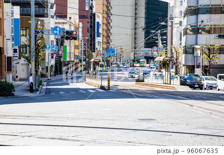 広島駅近隣の的場町電停交差点の市街地風景です。八丁堀、紙屋町などの西方面を展望しています。広島県 広島駅近隣の的場町電停交差点の市街地風景です。八丁堀、紙屋町などの西方面を展望しています。広島県 96067635