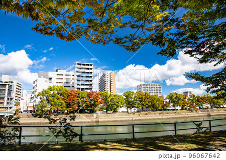 広島駅近隣の荒神橋から猿猴川の東方面を展望しています。西荒神町や蟹屋町が見えます。広島県 96067642