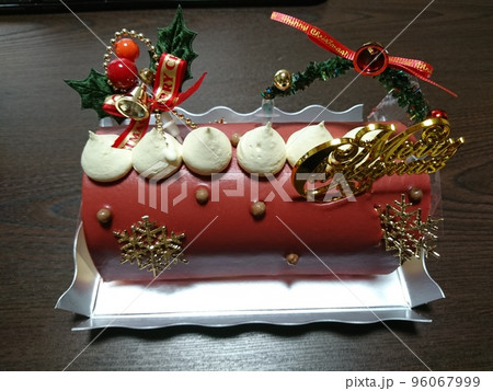 クリスマスのデコレーションロールケーキ 96067999