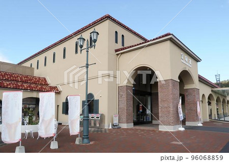 新名神高速道路の宝塚北サービスエリア 96068859