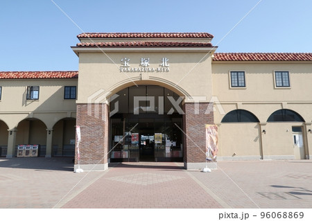 新名神高速道路の宝塚北サービスエリア 96068869