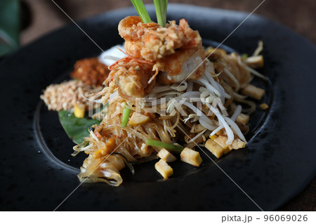 Thai food pad thai fried noodle with shrimp Thai food pad thai fried noodle with shrimp 96069026