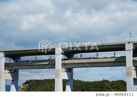 瀬戸大橋を走る電車 96069151