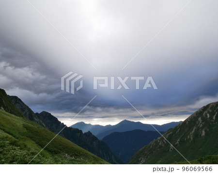 後ろ立山連峰に流れ込む雲 96069566