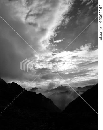 後ろ立山連峰に湧き出す雲 96069569