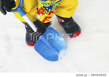 雪で遊ぶ子供(4歳児/男の子) 雪で遊ぶ子供(4歳児/男の子) 96069600