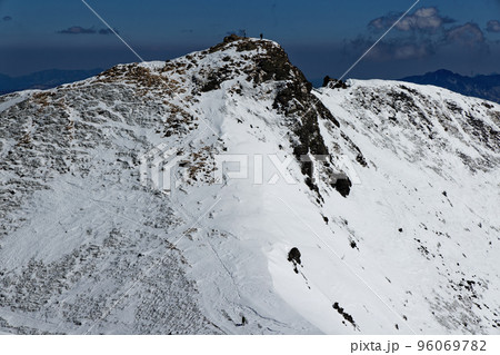 冬の八ヶ岳連峰・西天狗岳からみる東天狗岳 96069782