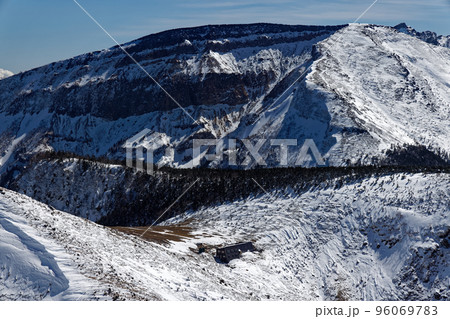 冬の八ヶ岳連峰・西天狗岳から見る根石山荘と硫黄岳 96069783