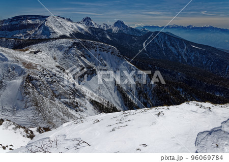 冬の八ヶ岳連峰・西天狗岳から見る八ヶ岳主峰群と南アルプス 96069784