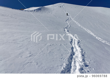 冬の八ヶ岳連峰・西天狗岳へ向かう登山者 96069788