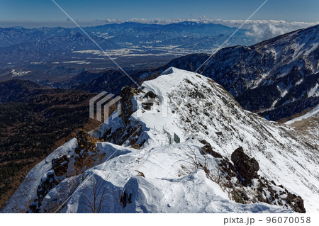 冬の八ヶ岳連峰・天狗岳から見る奥秩父の山並み 冬の八ヶ岳連峰・天狗岳から見る奥秩父の山並み 96070058