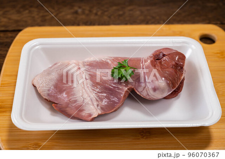 パック入りの豚ハツ 96070367