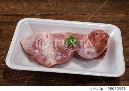 パック入りの豚ハツ 96070368