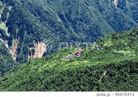 北アルプス飛騨山脈 小池新道から見た鏡平山荘と鏡池 北アルプス飛騨山脈 小池新道から見た鏡平山荘と鏡池 96070472