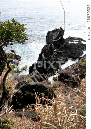 磯の先端に立ってメジナを釣る 96070526